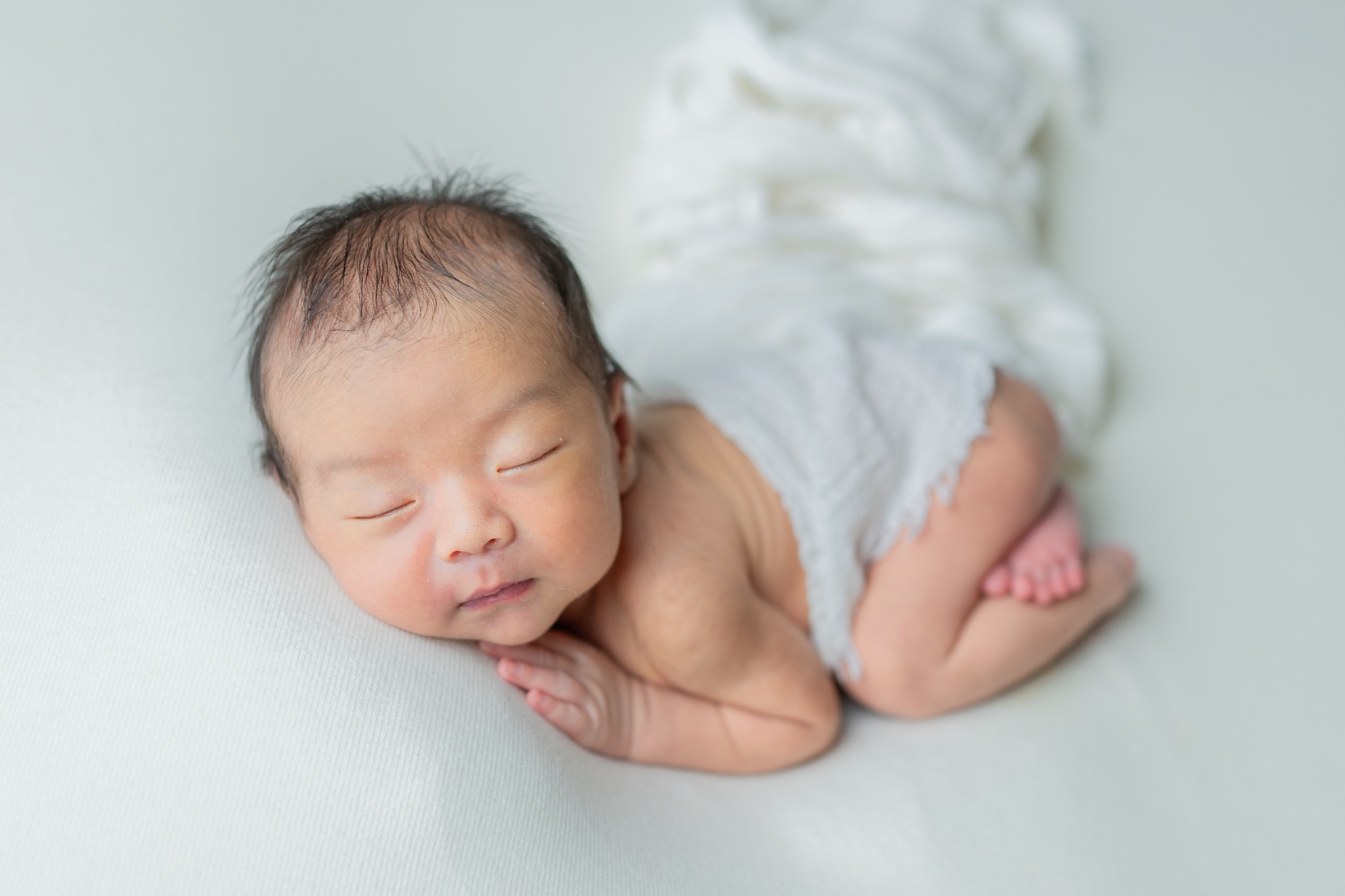 やわらかな光の中で眠る赤ちゃん