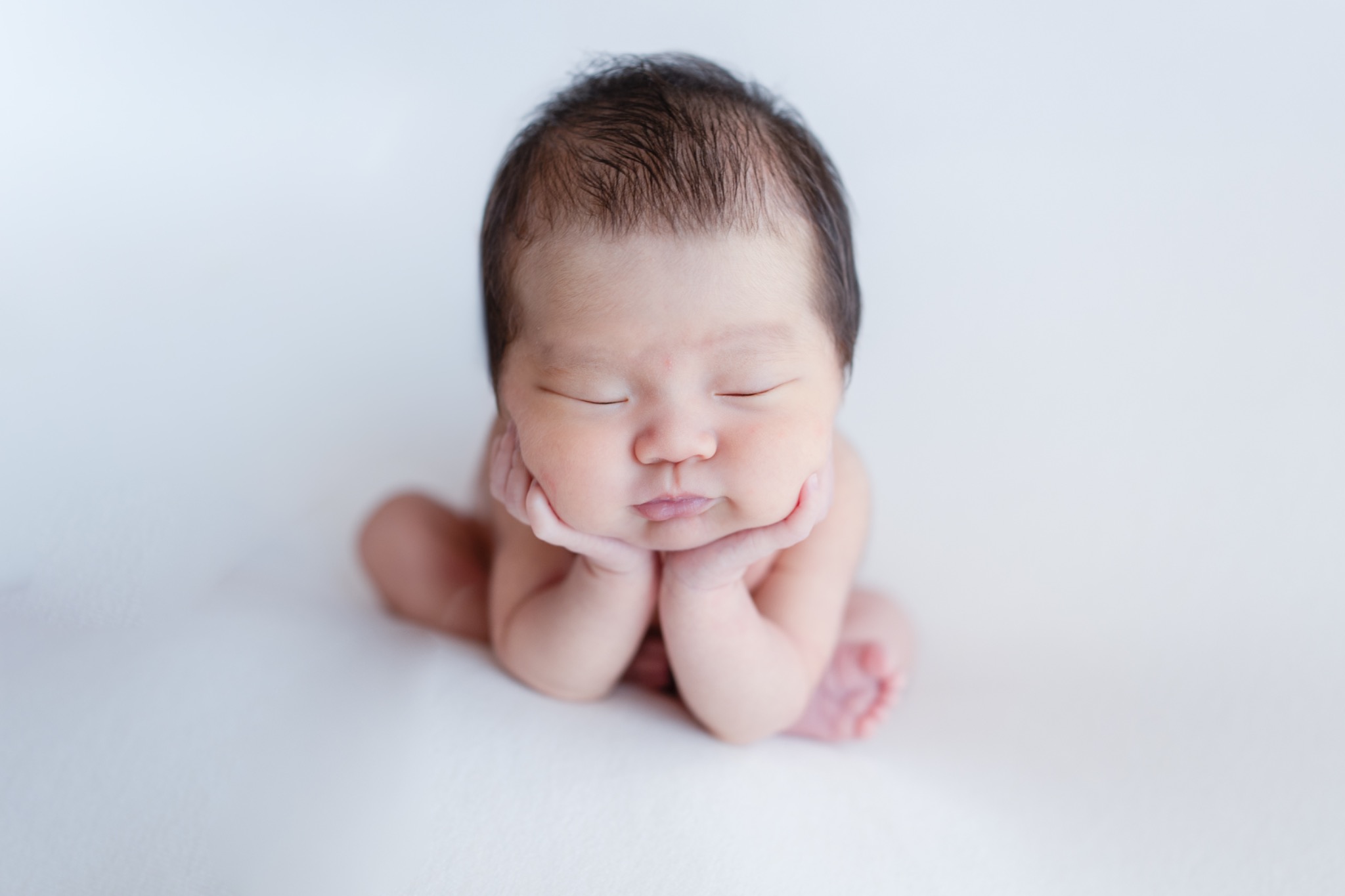 頬に手を添えて眠る赤ちゃん
