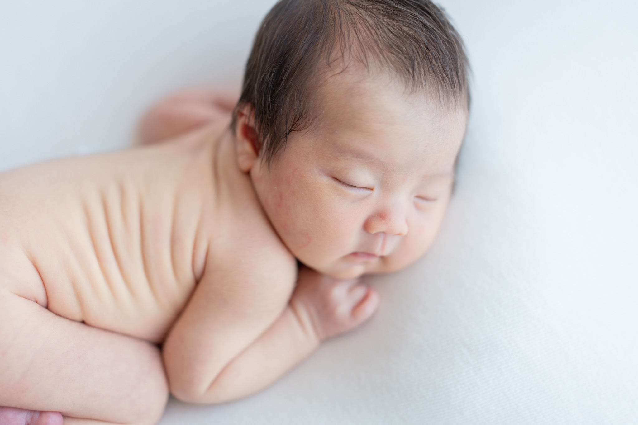 やわらかな光の中で眠る赤ちゃんの横顔