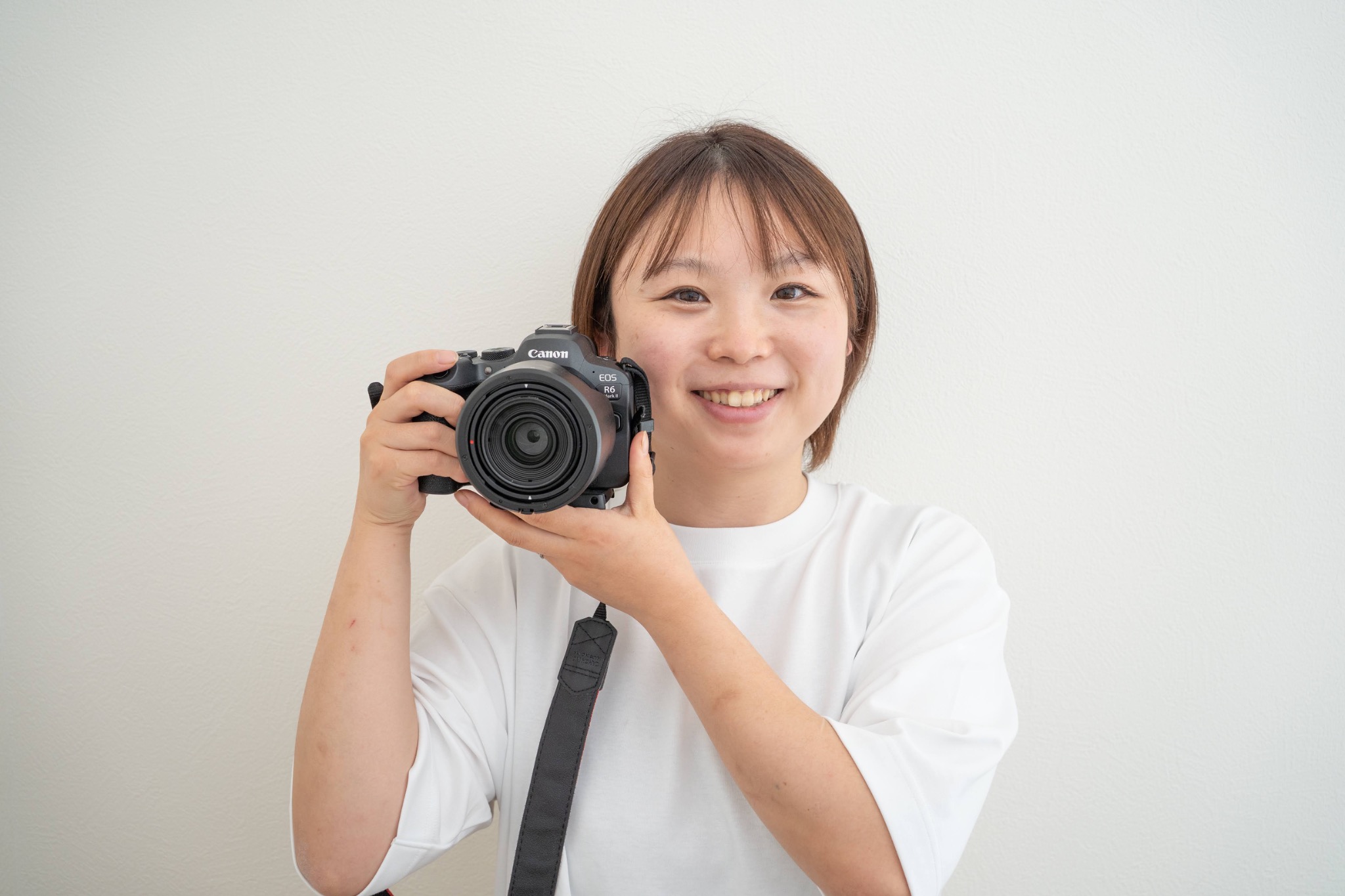 カメラを持って微笑むフォトグラファー吹上彩香